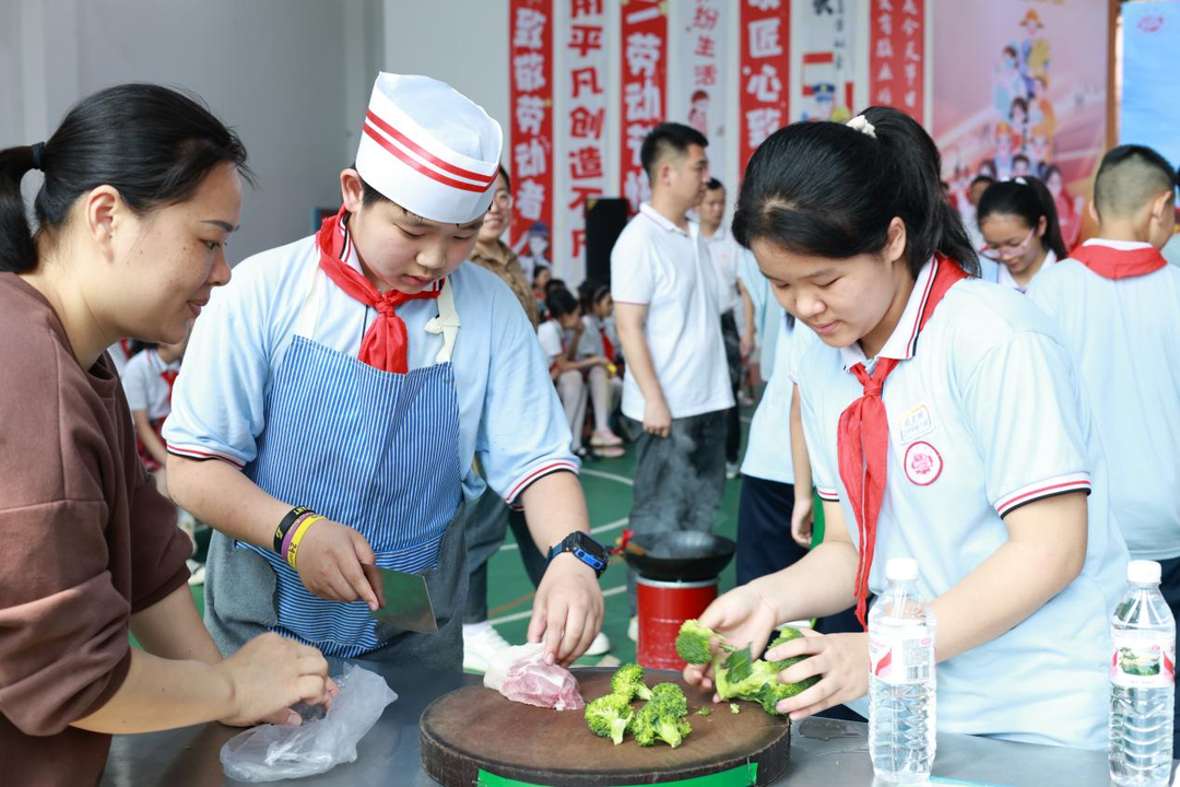 零陵区阳明芙蓉学校：劳动自理能力大赛，致敬最美劳动节