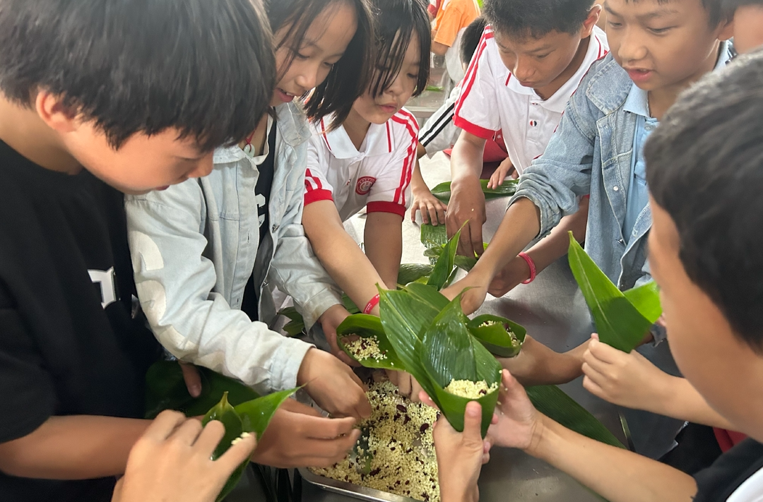 接履橋中心小學(xué)：粽葉飄香迎端午 學(xué)子巧手包粽忙