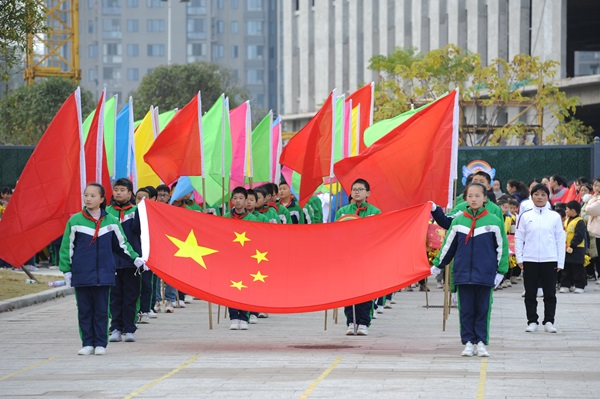 冬趣燃情競(jìng)技場(chǎng) 少年智勇繪華章