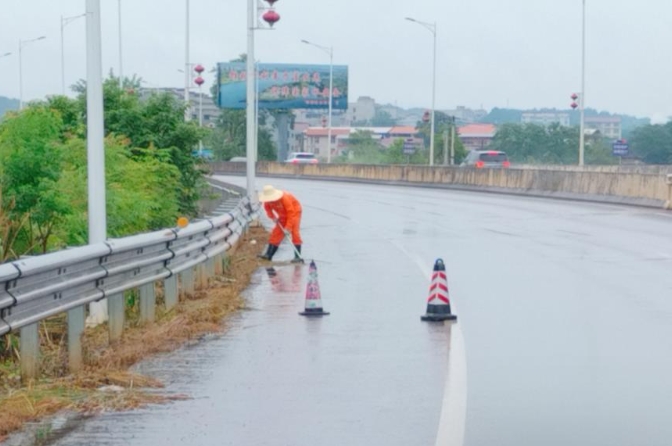 零陵公路：冒雨奮戰(zhàn)保暢通 全力守護(hù)“平安路”