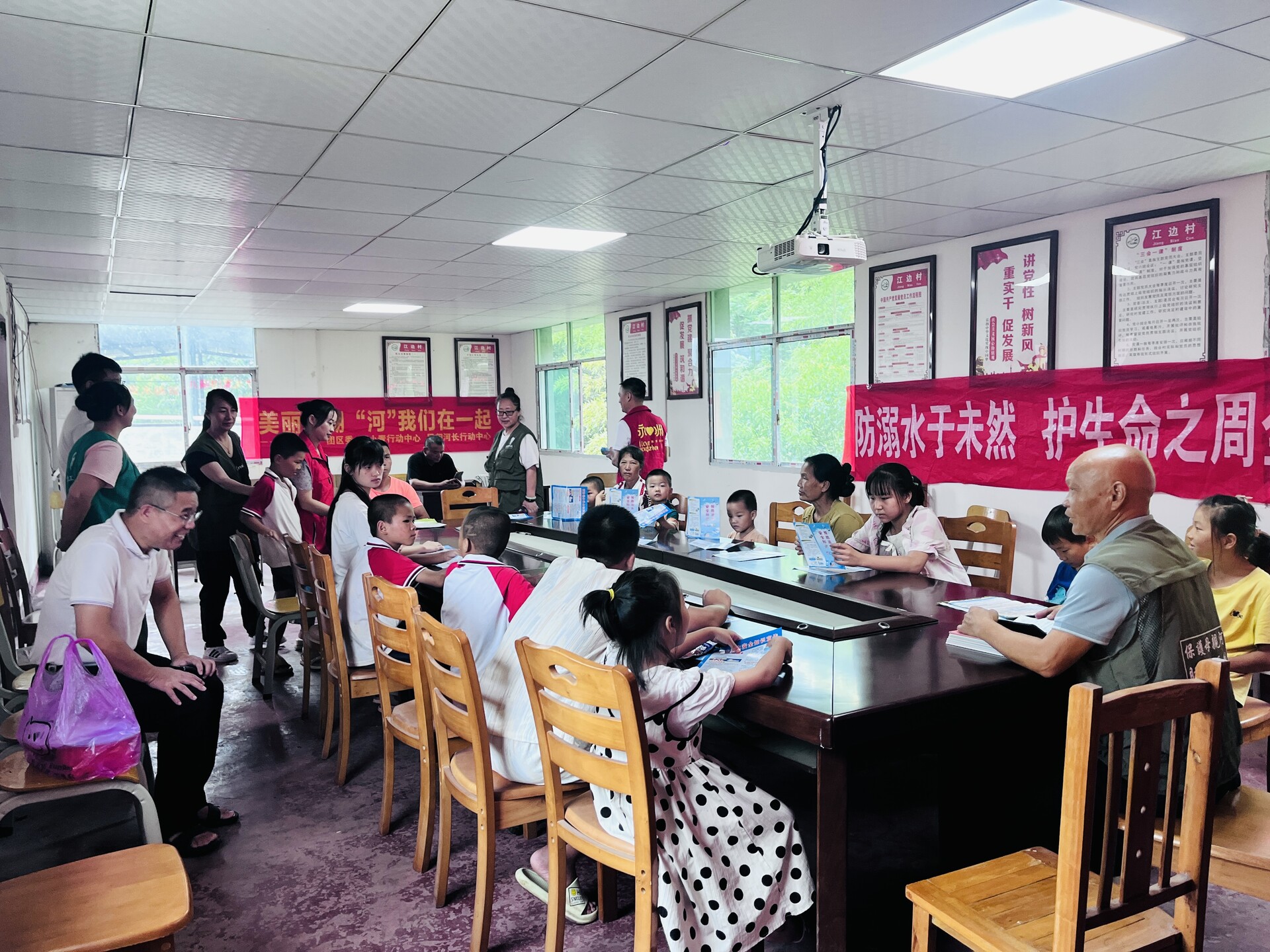 零陵區(qū)多部門聯(lián)動(dòng)筑牢防溺水安全網(wǎng) 智能腕表為困境兒童護(hù)航
