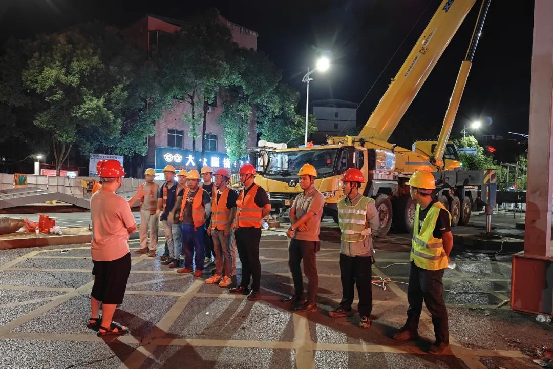 零陵區(qū)荷葉塘小學(xué)人行天橋主體吊裝完成 預(yù)計(jì)8月中旬完工投用