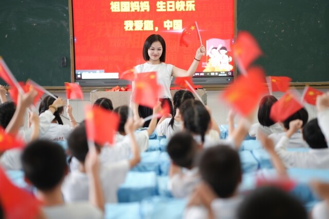 童心筑梦迎国庆！梅湾小学一年级学子放飞祝福颂祖国