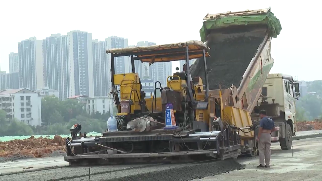 零陵：假期建设“不打烊” 萍阳北路施工忙