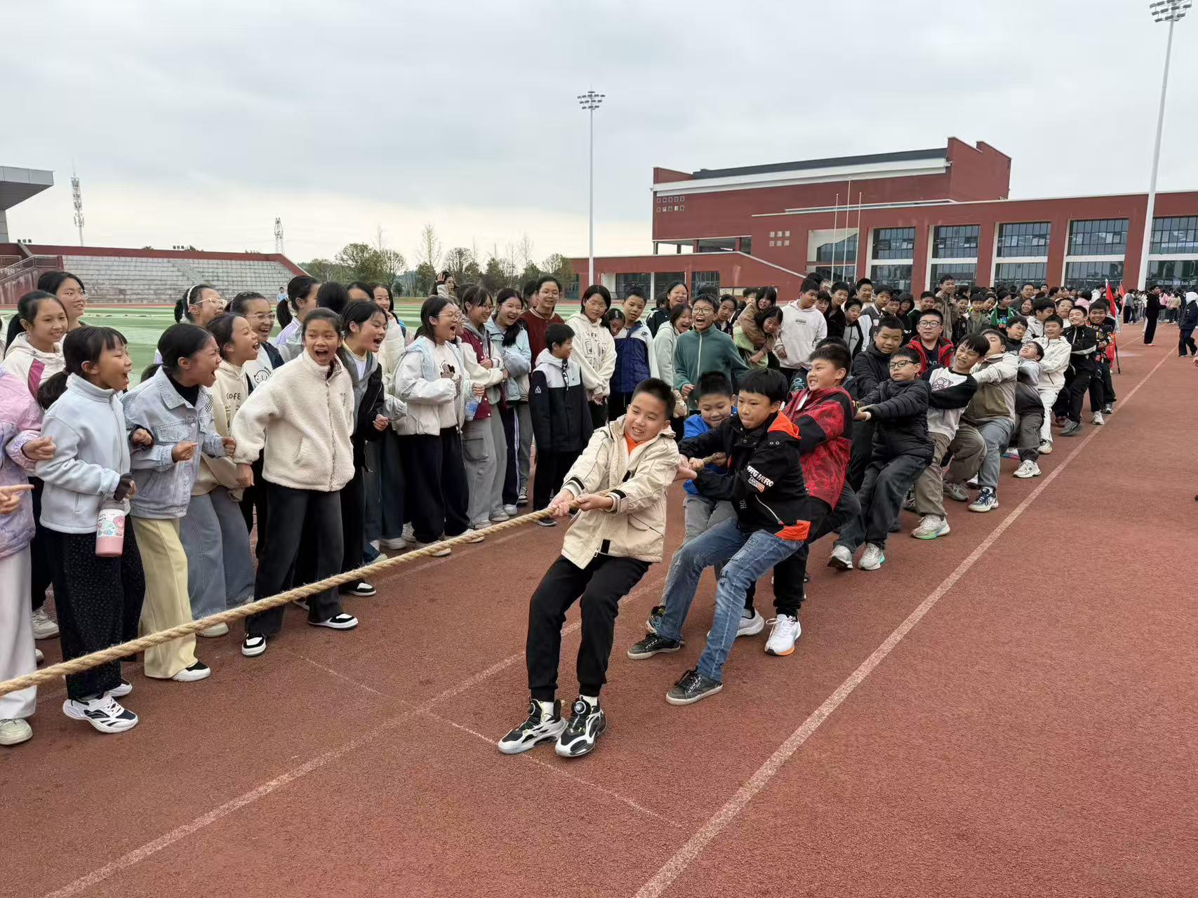 凝心聚力“拔”出风采 ——永州一中朝阳学校七年级部拔河比赛燃情开赛