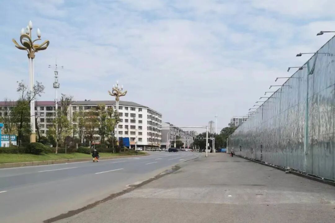 整治人行道违停，守护学子“平安路”