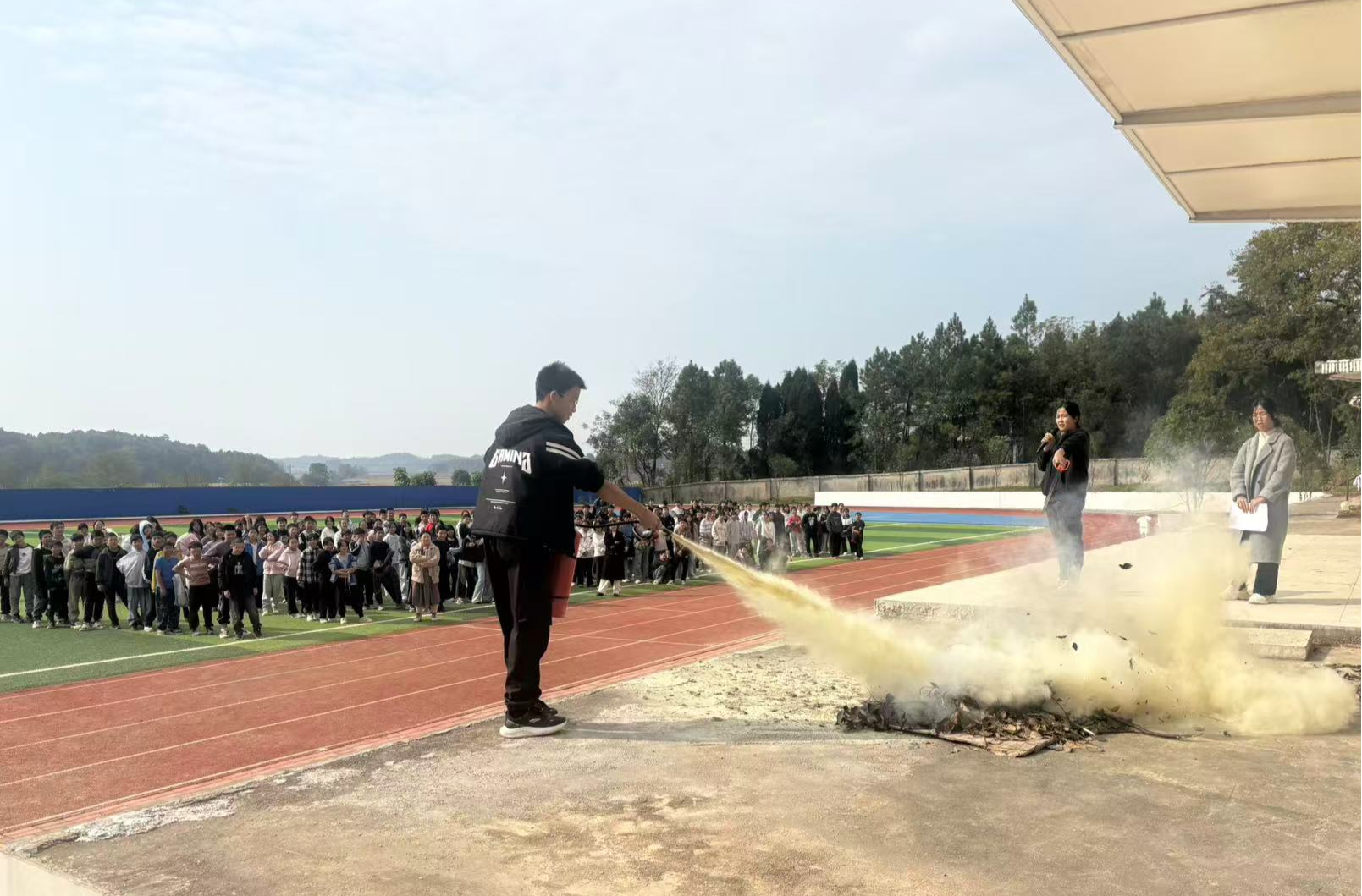 梳子铺乡中学成功举行2025年下期消防紧急疏散及灭火演练