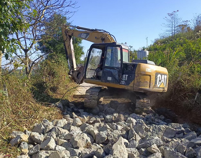 干群同心排隐患 抢修道路保畅通