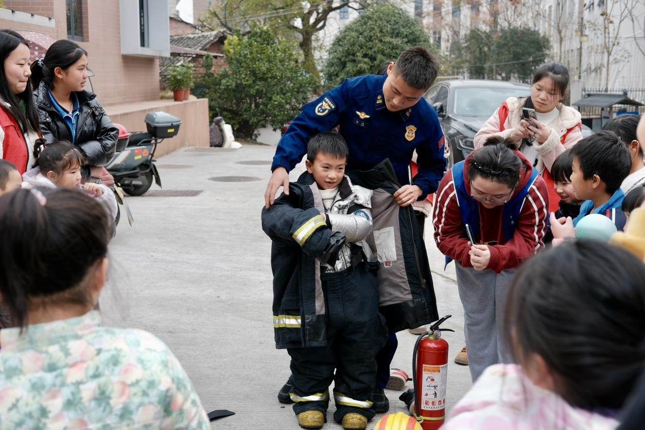 零陵：冬日送安全 关爱护“童”行