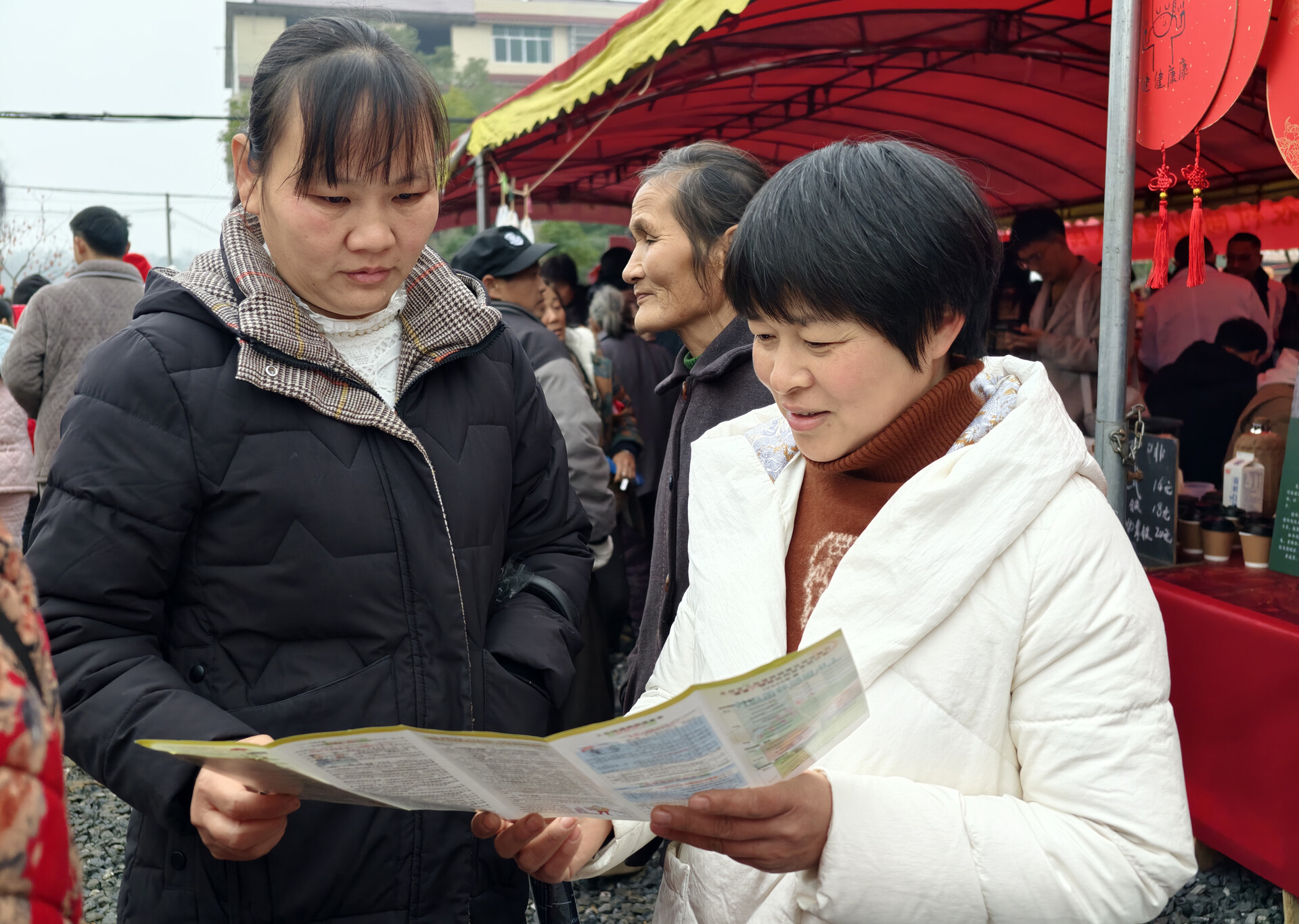 年货节里赶大集  工伤保险护平安