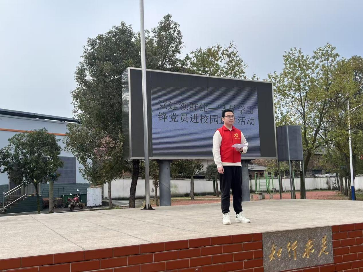 “党建红”引领“志愿红” 雷锋精神暖民心