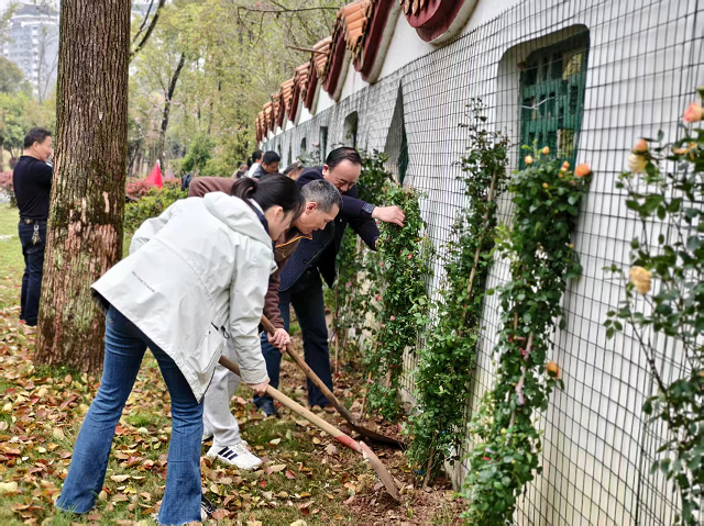 党建引领添新绿 花墙焕新引客来