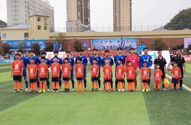 雨中犹见足球飞 场下更觉温情暖