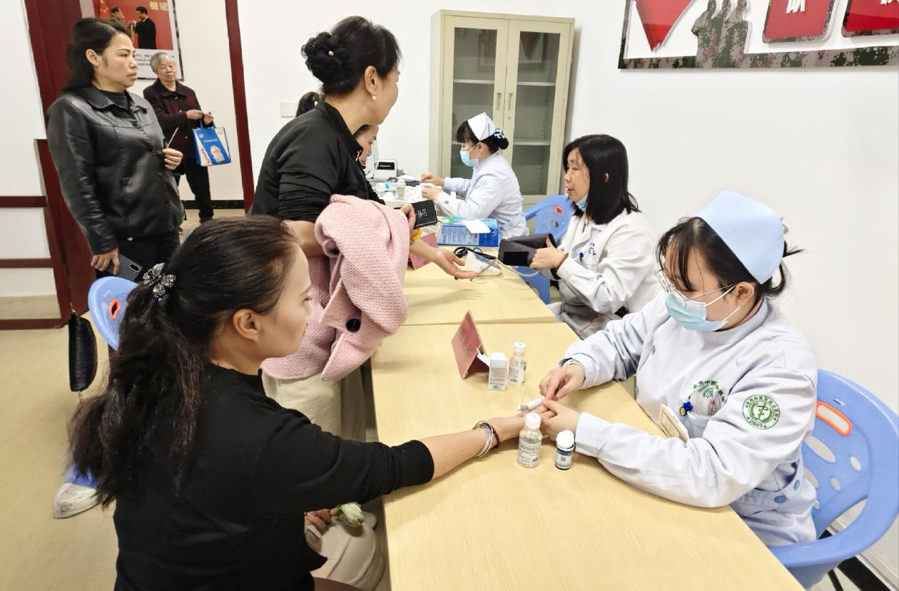 名医义诊进家园 委员服务暖银发——“健康零陵”政协委员工作室走进老干部活动中心开展惠民服务