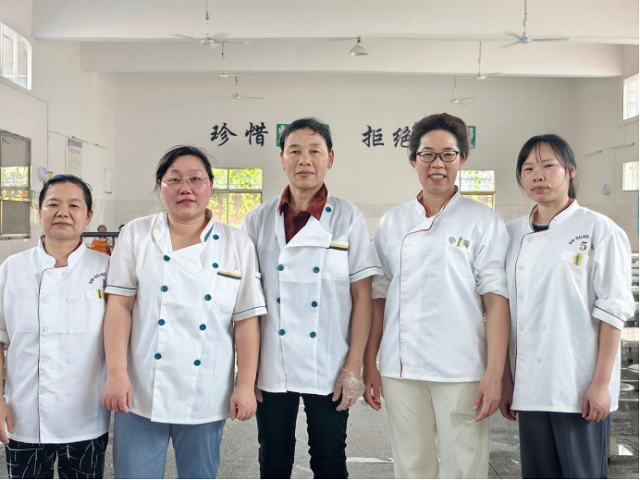 “妈妈工友”来监督 阳光食堂护童心
