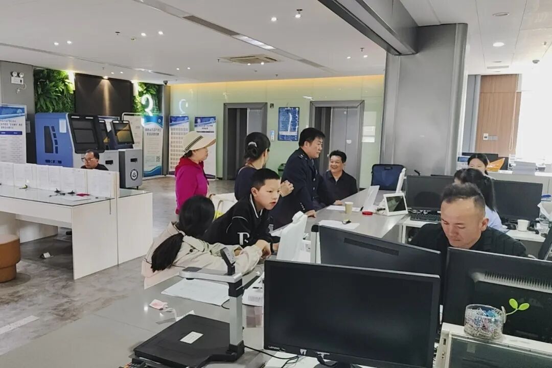 五一服务“不打烊” 暖心办证解民忧——零陵不动产登记假期便民服务获群众点赞