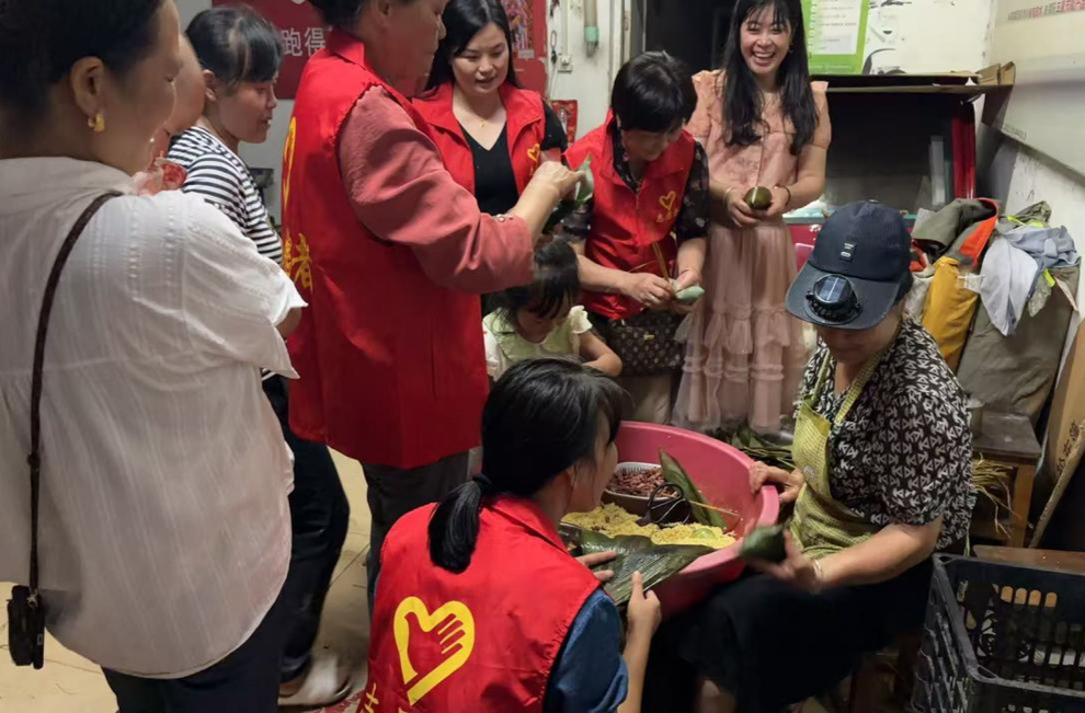 端午粽香传暖意 温情关怀润民心——珠山镇庆端午文明实践活动