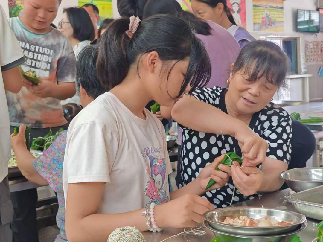 一脉端午情 满腔少年志