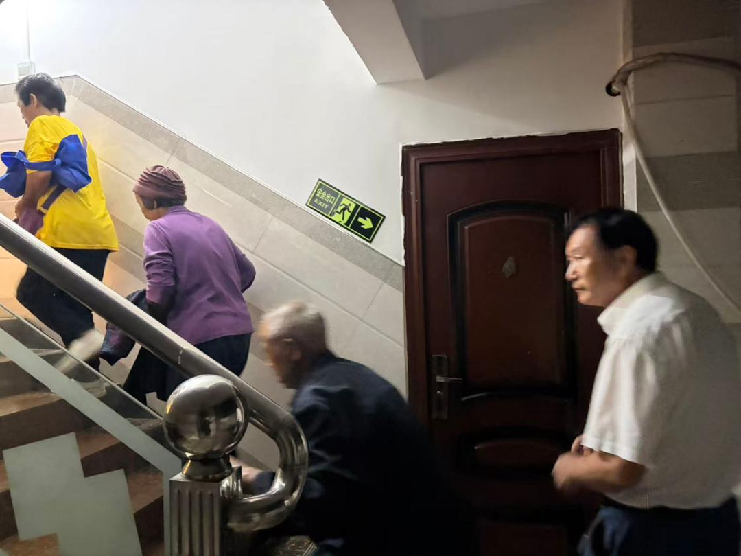 石岩头镇：闻“汛”而动速响应 暖心安置护民生 党旗在防汛一线高高飘扬