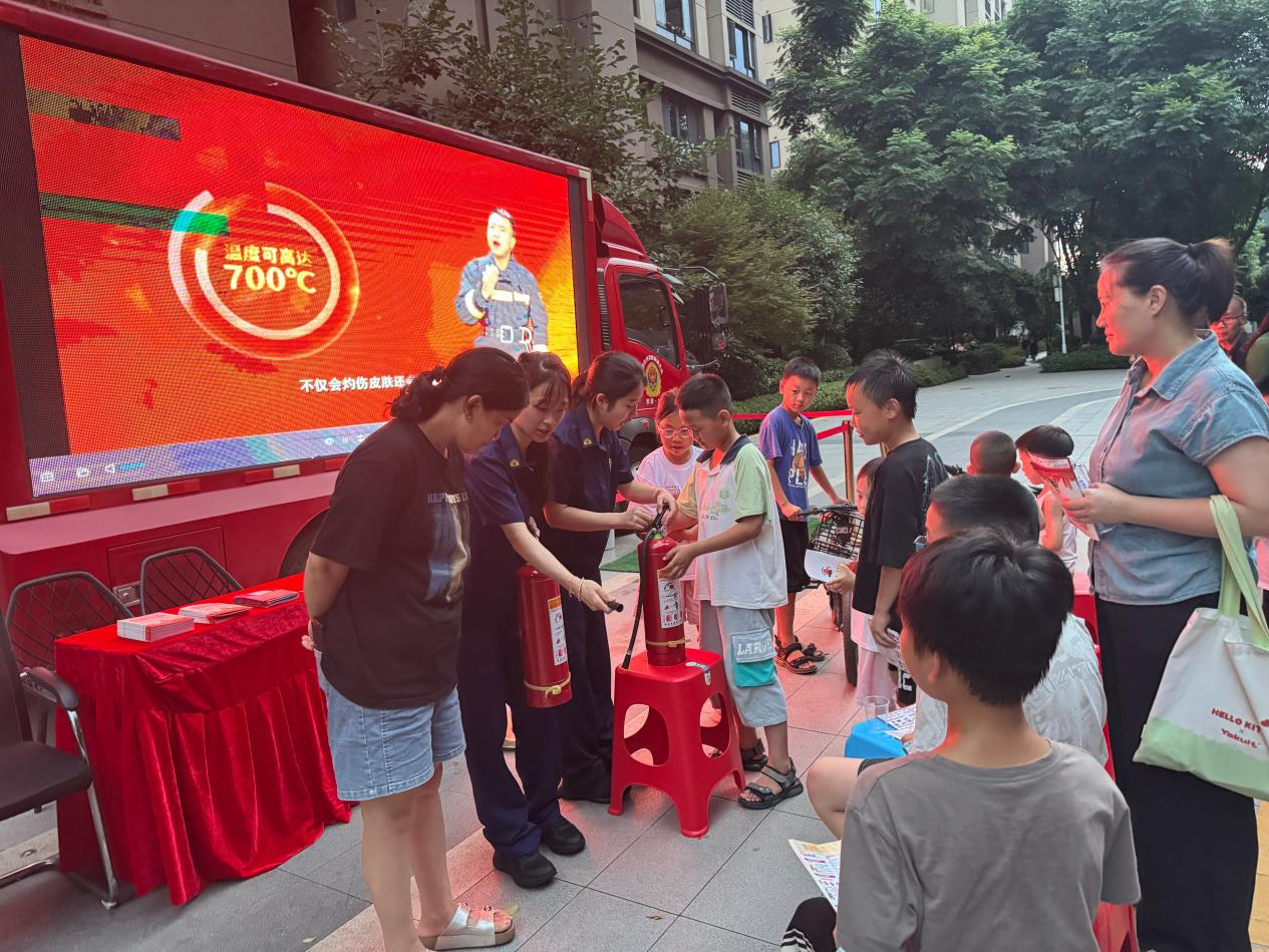 零陵：错时宣传进小区 消防安全“不打烊”