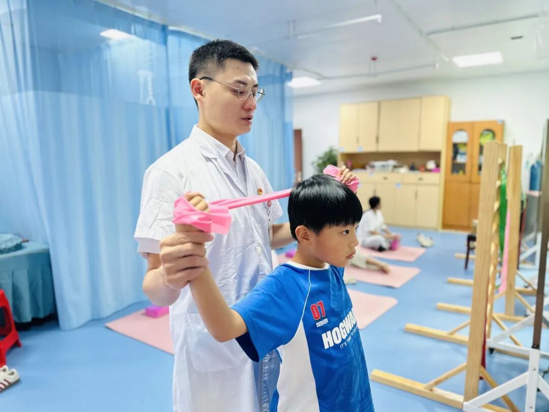 柏承康：从脊柱侧弯的“自救者”到“守护者”