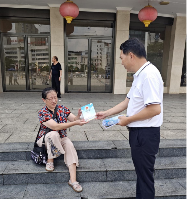 零陵区自然资源局开展《中华人民共和国矿产资源法实施条例》宣传活动