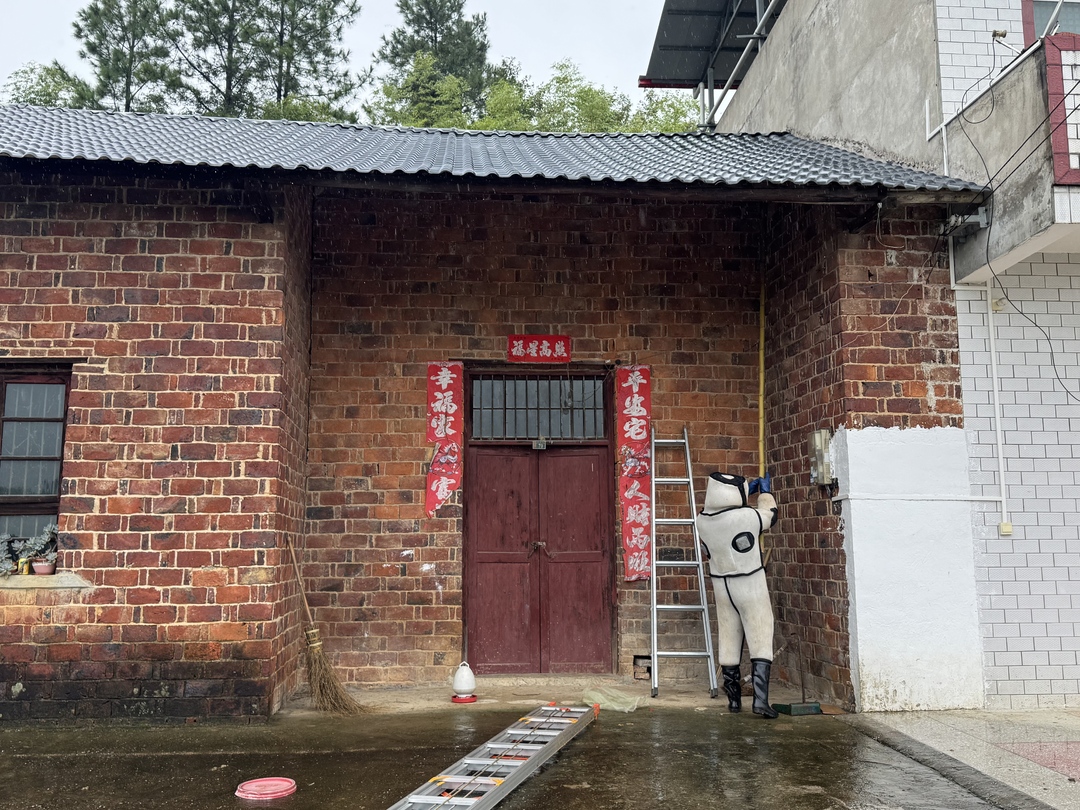 解忧除“蜂”险 村干部上门护平安