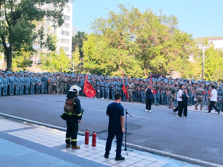以练筑防 安全启航！零陵消防为湖南科技学院新生开展消防培训演练