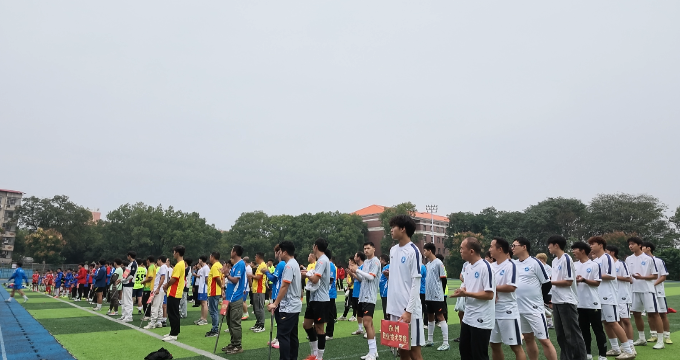 “零超”联赛拉开战幕 19支球队绿茵逐梦